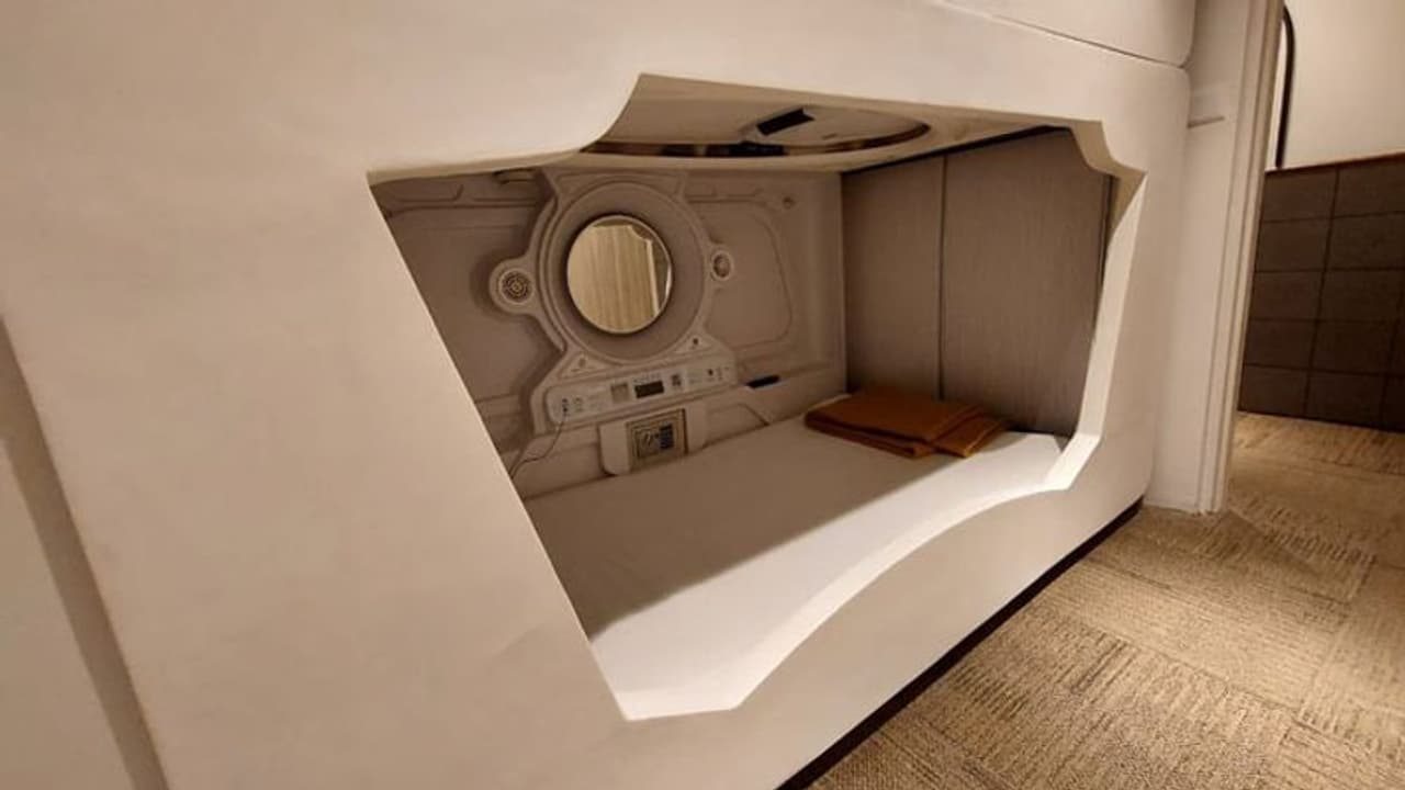 ये है मुंबई मेरी जान, इंडियन रेलवे की यात्रियों के लिए एक और गजब सर्विस, दूसरा पॉड होटल जल्द होगा ओपन ये है मुंबई मेरी जान, इंडियन रेलवे की यात्रियों के लिए एक और गजब सर्विस, दूसरा पॉड होटल जल्द होगा ओपन