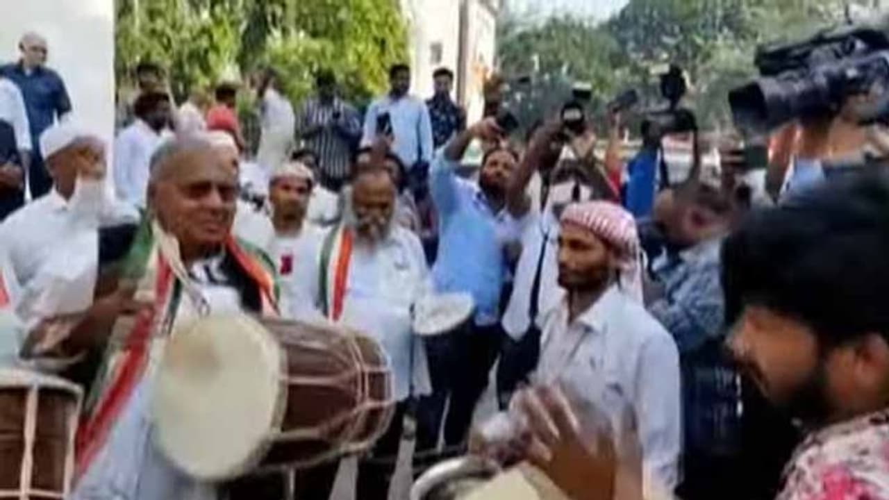 గాంధీ భవన్ లో తెలంగాణ ఆవిర్భావ వేడుకలు: స్టెప్పులేసిన వీహెచ్, జగ్గారెడ్డి