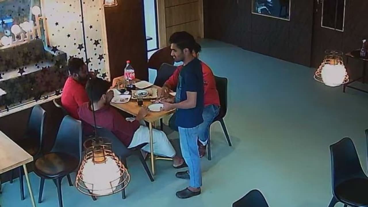 ഭക്ഷ്യവിഷബാധയേറ്റെന്ന് ആരോപിച്ച് ഹോട്ടലിൽ കയറി പണം ആവശ്യപ്പെട്ടു; അഞ്ച് പേർ കസ്റ്റഡിയിൽ