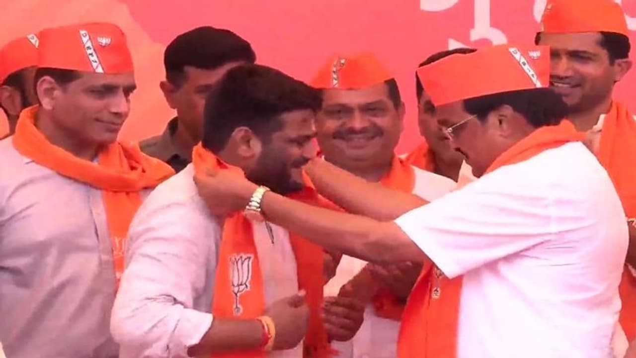 ಗೋಪೂಜೆ ಮಾಡಿ ಬಿಜೆಪಿಗೆ ಸೇರ್ಪಡೆಯಾದ ಹಾರ್ದಿಕ್ ಪಟೇಲ್!