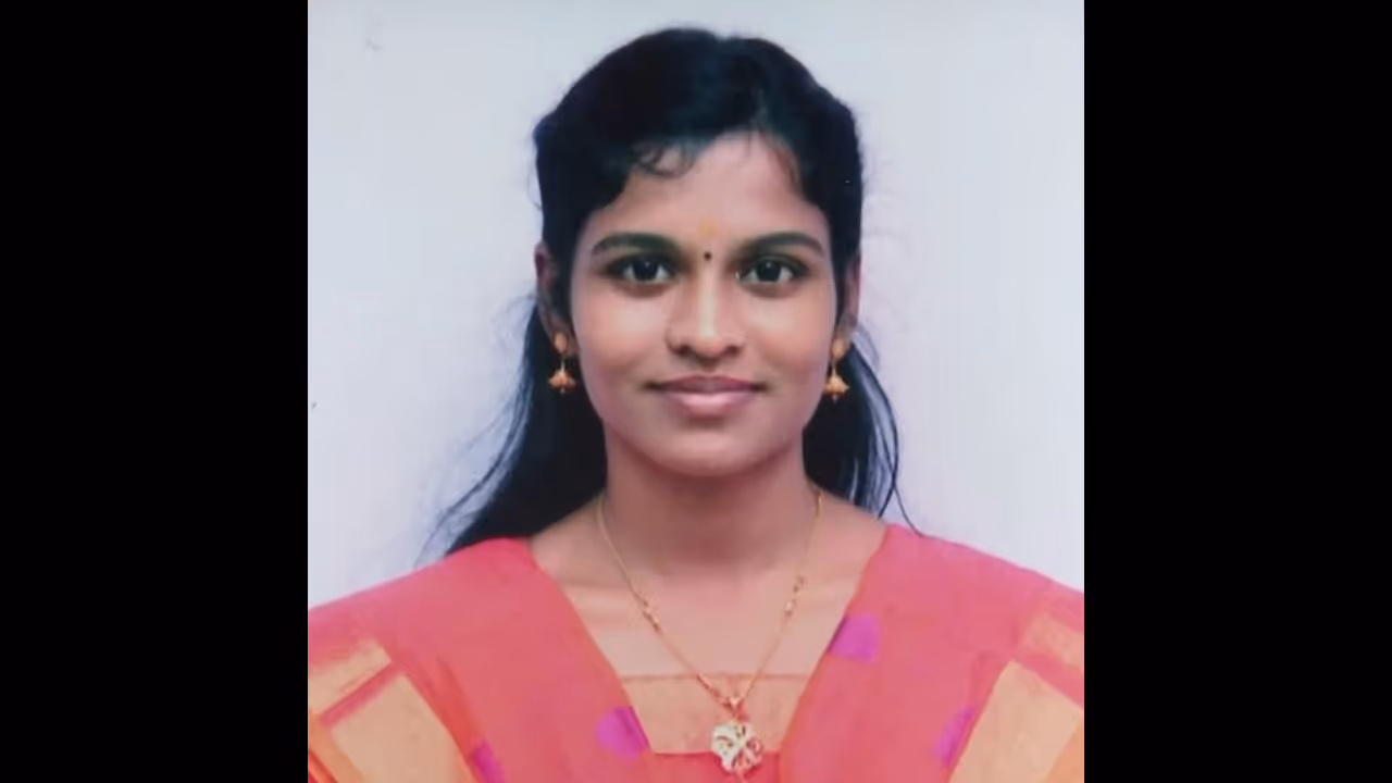 வங்கி பணிக்காக பஞ்சாயத்து தலைவர் பதவியை தூக்கி எறிந்த இளம் பட்டதாரி பெண் .. து.தவுக்கு ஜாக் பாட். வங்கி பணிக்காக பஞ்சாயத்து தலைவர் பதவியை தூக்கி எறிந்த இளம் பட்டதாரி பெண் .. து.தவுக்கு ஜாக் பாட்.