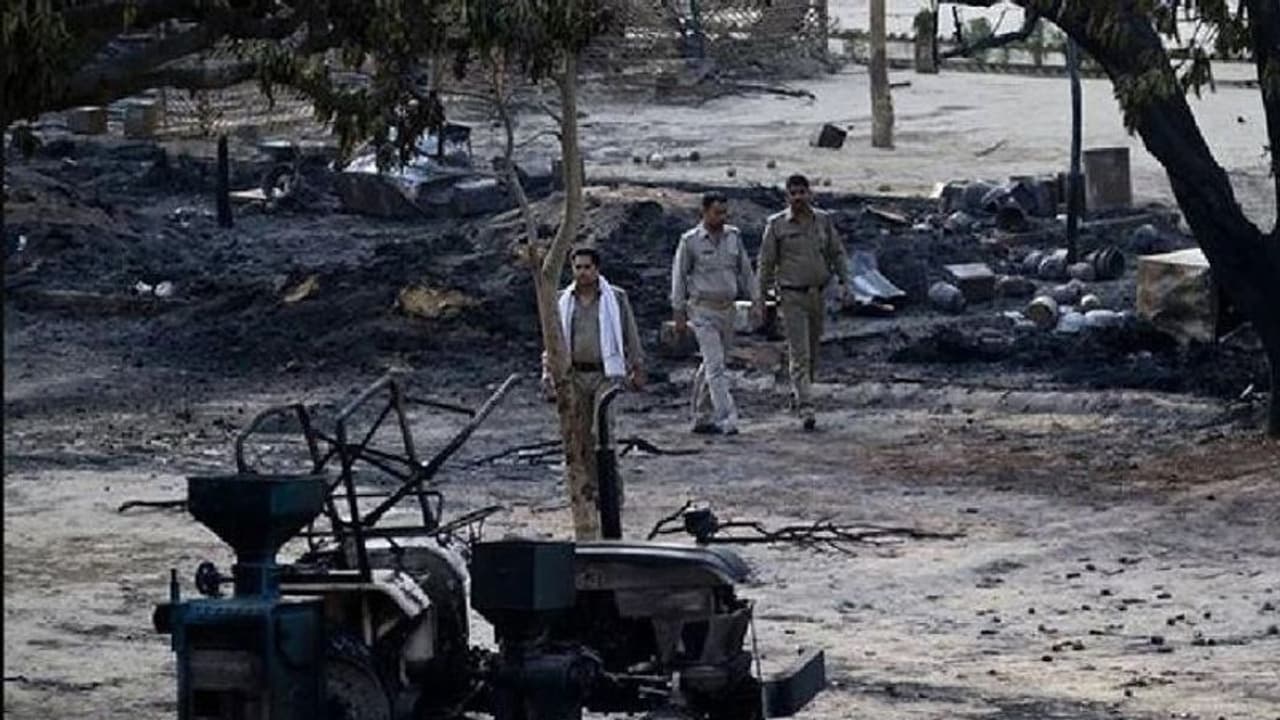 मथुरा जवाहरबाग कांड: 6 सालों बाद आज भी उस घटना को याद कर सहम जाते हैं लोग मथुरा जवाहरबाग कांड: 6 सालों बाद आज भी उस घटना को याद कर सहम जाते हैं लोग