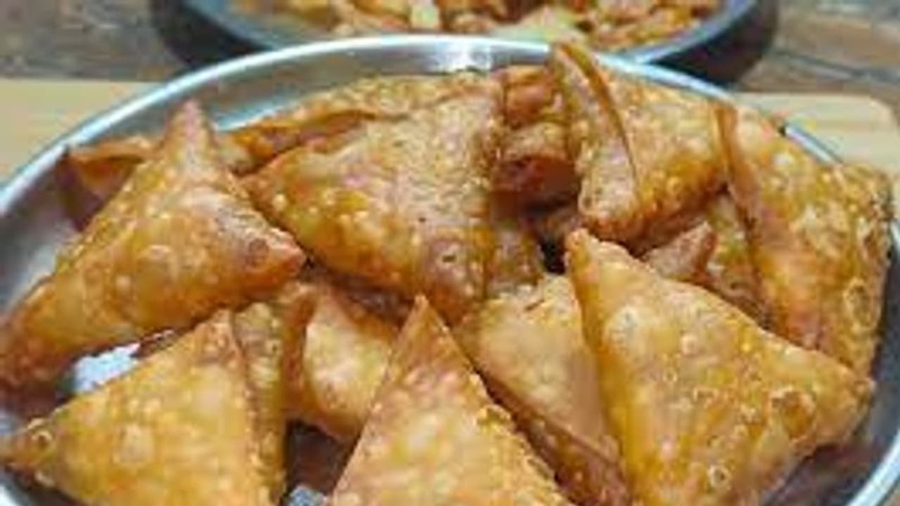  कानपुर सेंट्रल स्टेशन पर समोसे को लेकर मचा घमासान, वजन कम होने पर लिया बड़ा एक्शन