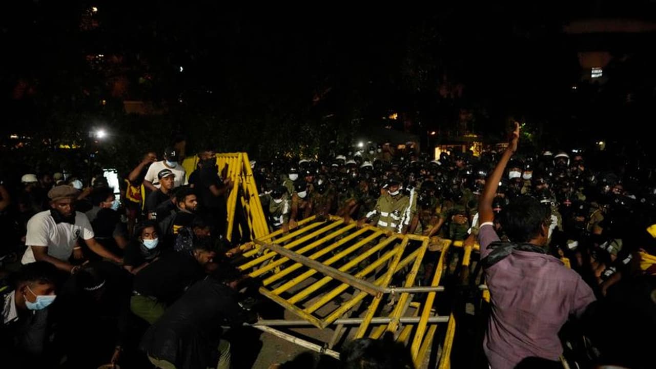 Sri Lanka Crisis : കലാപമൊടുങ്ങാതെ ലങ്ക; രാത്രിയും പ്രസിഡന്‍റിന്‍റെ കൊട്ടാരത്തിൽ തുടർന്ന് പ്രതിഷേധക്കാർ