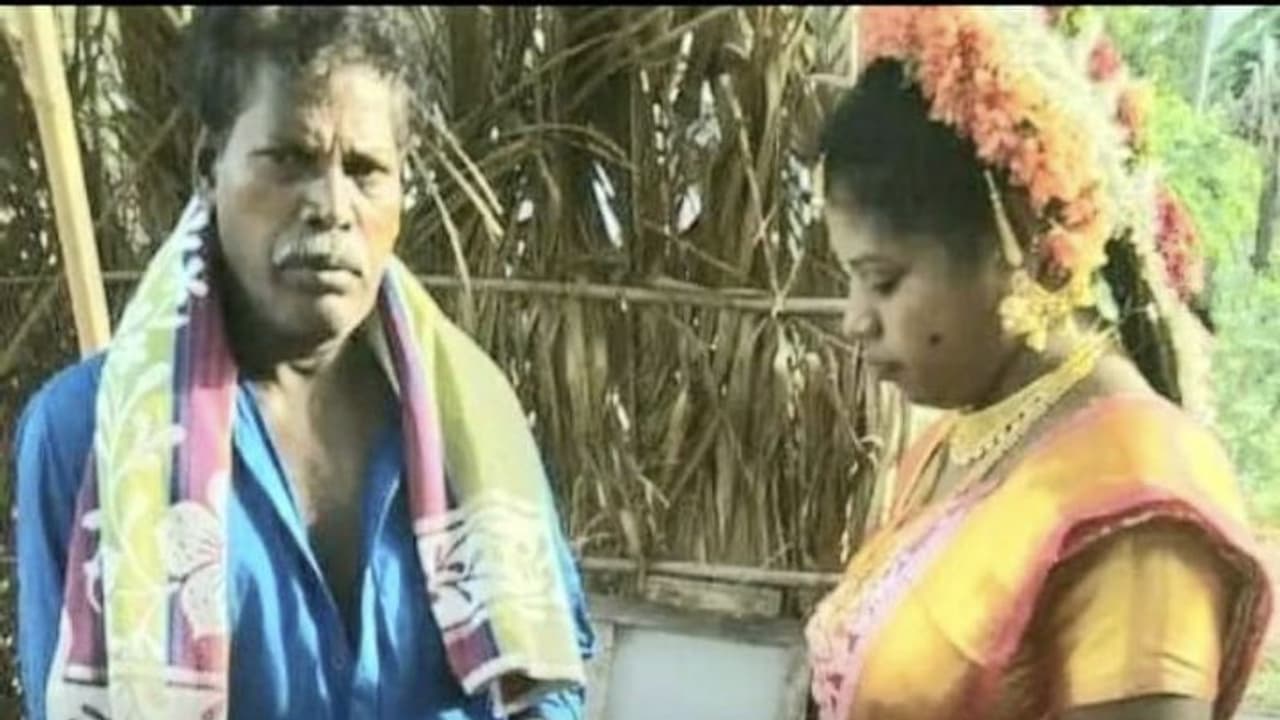 అందంగా ముస్తాబై పెళ్లిదుస్తుల్లో ఫించన్ల పంపిణీ... నెల్లూరు వాలంటీర్ పనికి నెటిజన్లు ఫిదా..! అందంగా ముస్తాబై పెళ్లిదుస్తుల్లో ఫించన్ల పంపిణీ... నెల్లూరు వాలంటీర్ పనికి నెటిజన్లు ఫిదా..!