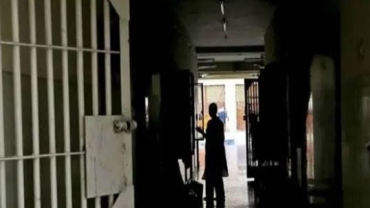 प्रेमिका के लिए डाली गई डकैती और माल हो गया चोरी, खुदकुशी का किया प्रयास तो ऐसा हो गया हाल प्रेमिका के लिए डाली गई डकैती और माल हो गया चोरी, खुदकुशी का किया प्रयास तो ऐसा हो गया हाल