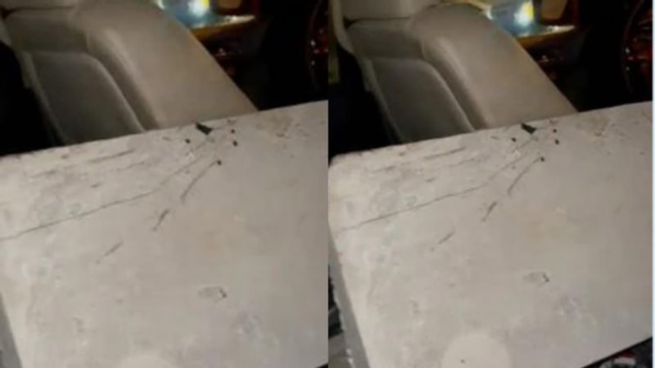 കാറിന് മുകളില് സിമന്റ് സ്ലാബ് പതിച്ച് നാലുപേര്ക്ക് പരിക്ക് കാറിന് മുകളില് സിമന്റ് സ്ലാബ് പതിച്ച് നാലുപേര്ക്ക് പരിക്ക്