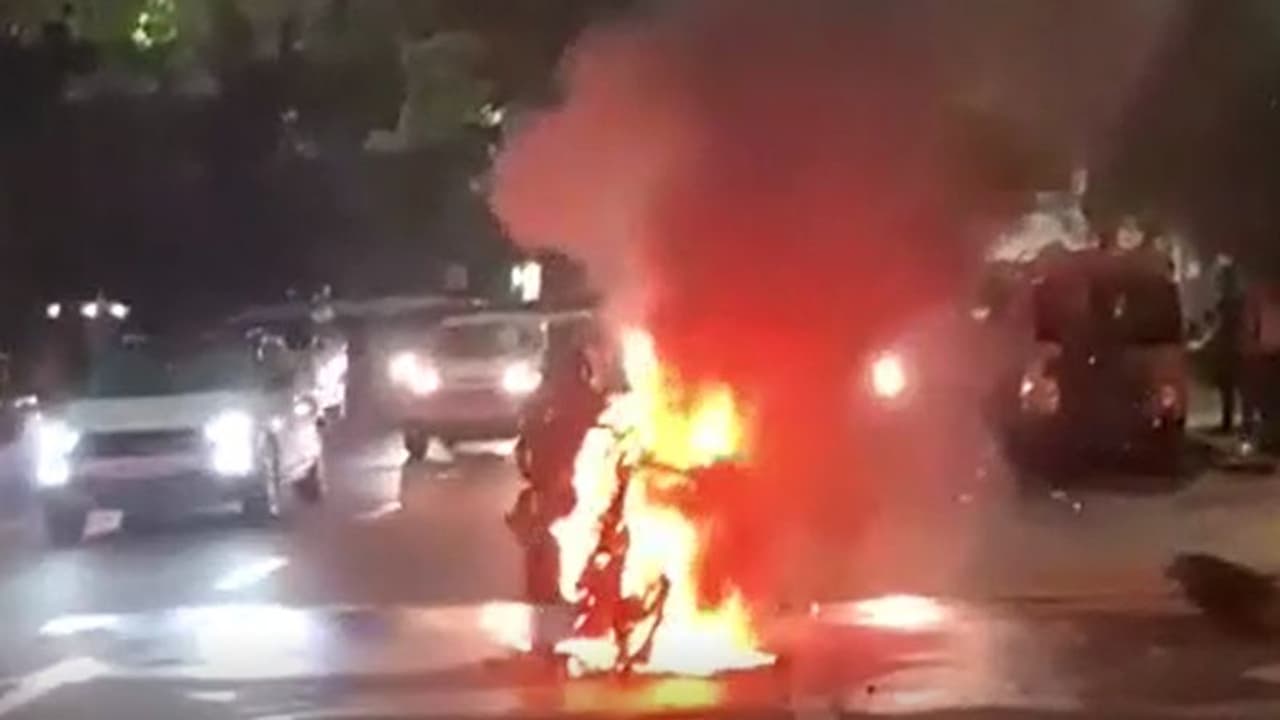 డ్రైవింగ్ చేస్తుండగానే బైక్‌లో మంటలు.. తృటిలో తప్పించుకున్న రైడర్