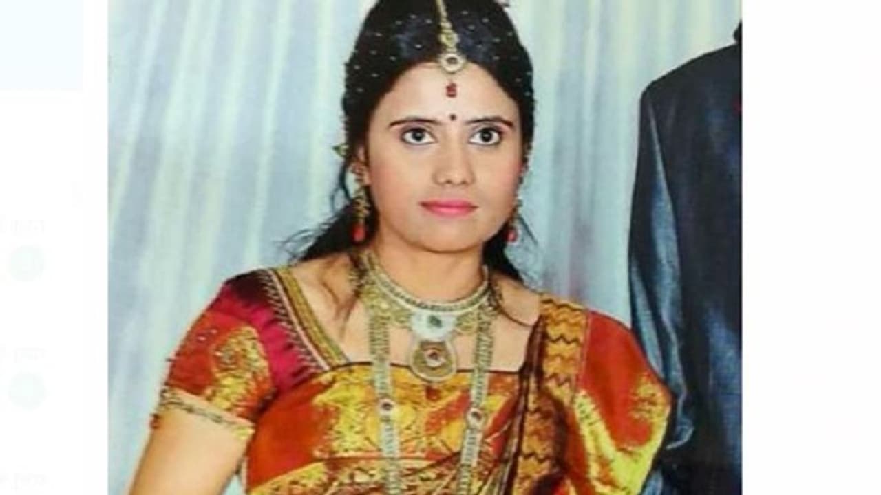 ಕಂದಮ್ಮನ ಕಣ್ಣೇದುರೇ ನೇಣಿಗೆ ಶರಣಾದ ತಾಯಿ, ಶವದ ಮುಂದೆ ಎರಡೂವರೆ ಗಂಟೆ ರೋಧಿಸಿದ ಮಗು ಕಂದಮ್ಮನ ಕಣ್ಣೇದುರೇ ನೇಣಿಗೆ ಶರಣಾದ ತಾಯಿ, ಶವದ ಮುಂದೆ ಎರಡೂವರೆ ಗಂಟೆ ರೋಧಿಸಿದ ಮಗು