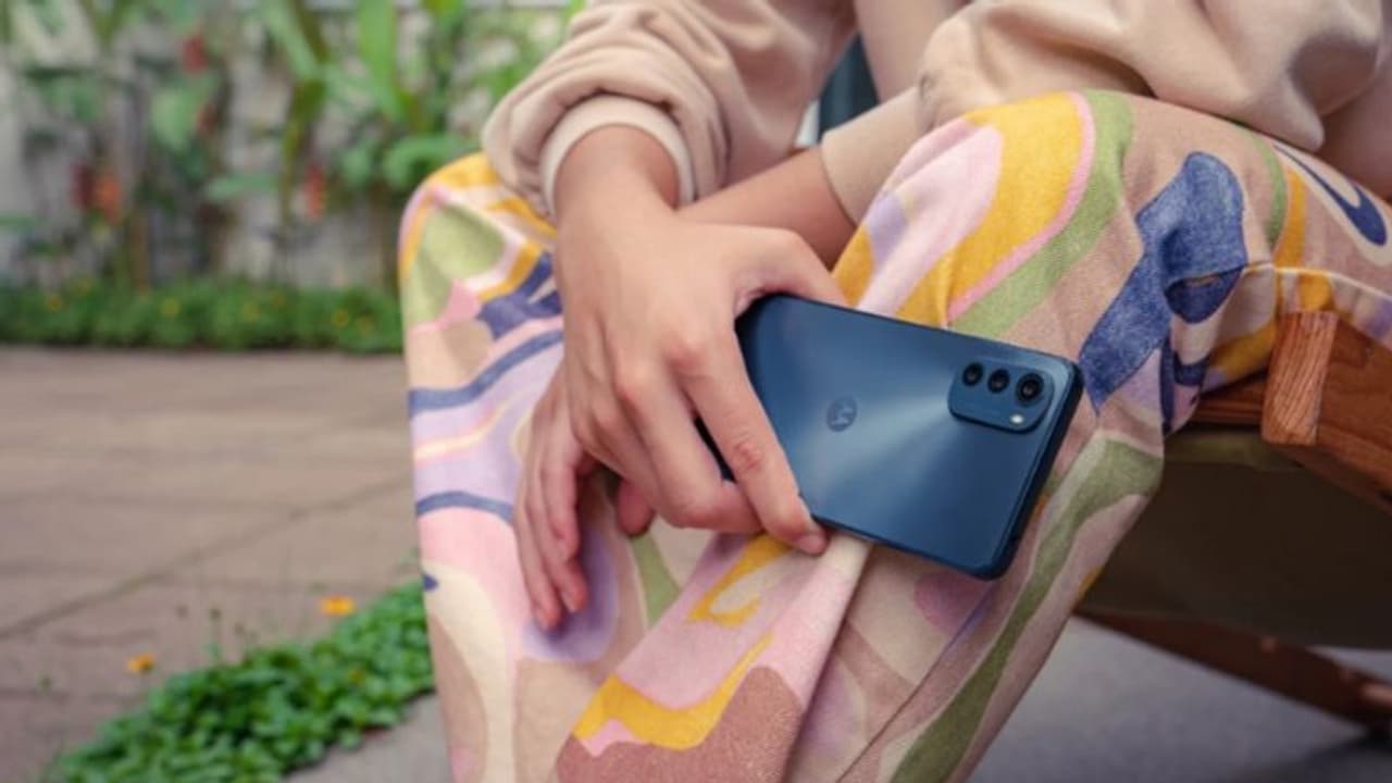 धांसू फीचर्स से लैस Motorola ने लॉन्च किया Moto E32s स्मार्टफोन, कीमत मात्र 8999 रुपए 