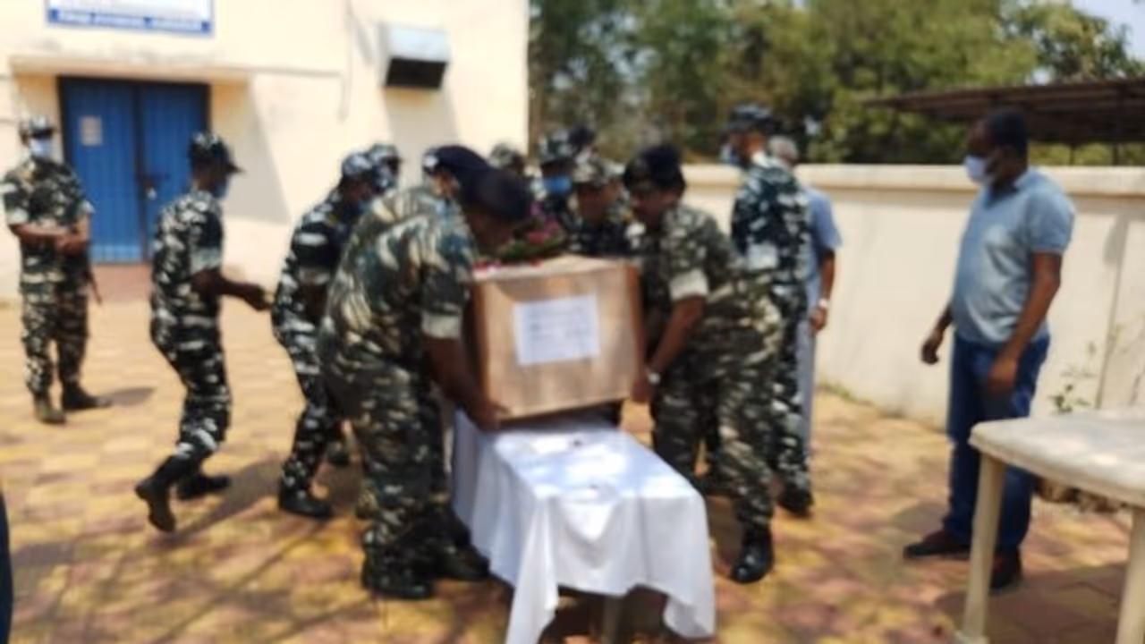 2 राज्यों की बॉडर्र पर तैनात जवानों ने एक दूसरे को मारी गोली, दोनों की मौके पर मौत, अधिकारियों में हड़कंप 2 राज्यों की बॉडर्र पर तैनात जवानों ने एक दूसरे को मारी गोली, दोनों की मौके पर मौत, अधिकारियों में हड़कंप