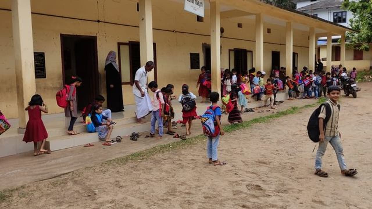 மாசி மகத்தை முன்னிட்டு பள்ளிகளுக்கு செவ்வாய் கிழமை விடுமுறை அறிவிப்பு