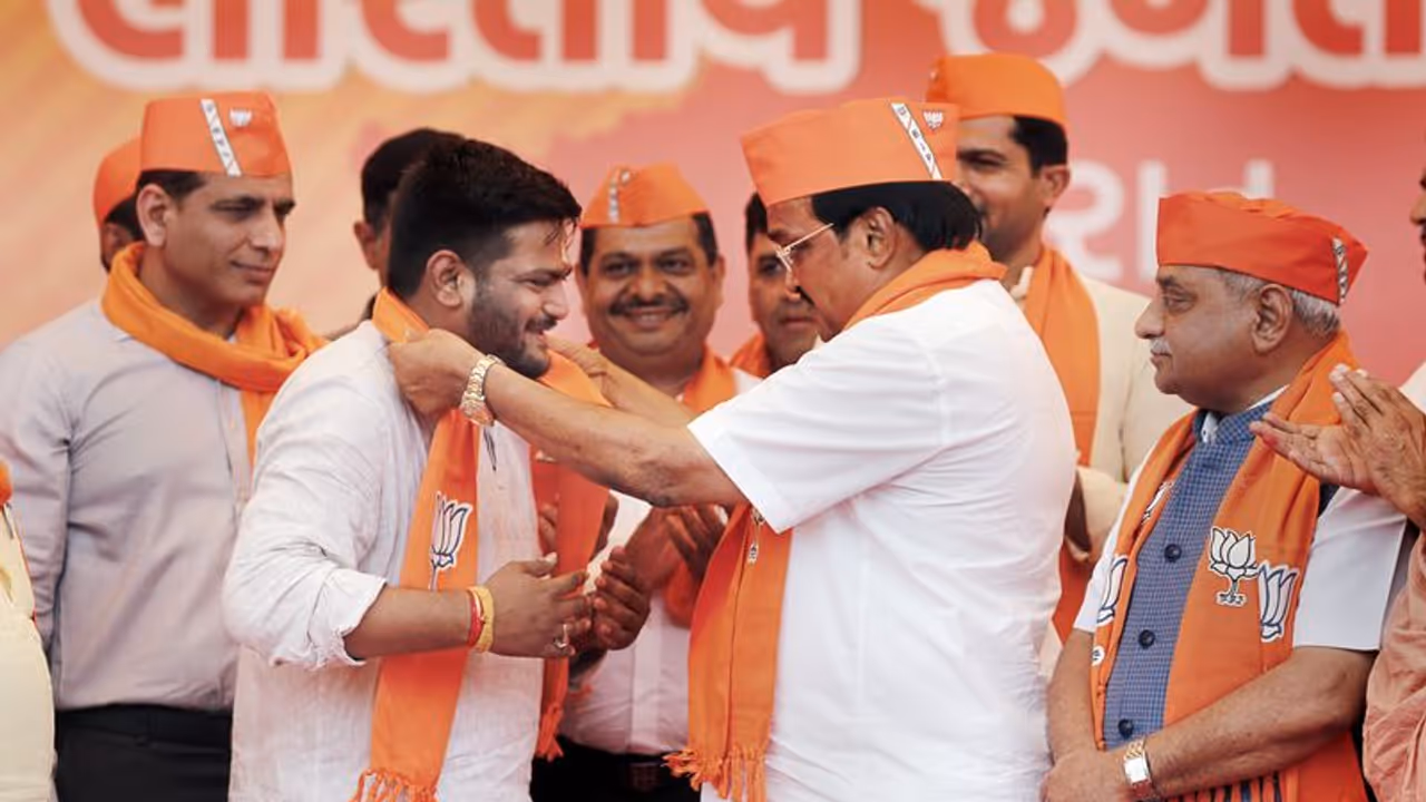 हाथ छोड़ हार्दिक ने थामा कमल, कहा मेरी घर वापसी हुई, पद की लालच नहीं, काम करने आया हूं