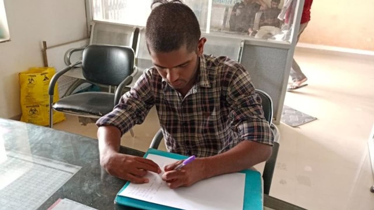 राजस्थान के इस बच्चे को सैल्यूट: दोनों हाथ से दिव्यांग, पिता की मौत से भी कम नहीं हुआ हौसला, रचा दिया इतिहास राजस्थान के इस बच्चे को सैल्यूट: दोनों हाथ से दिव्यांग, पिता की मौत से भी कम नहीं हुआ हौसला, रचा दिया इतिहास