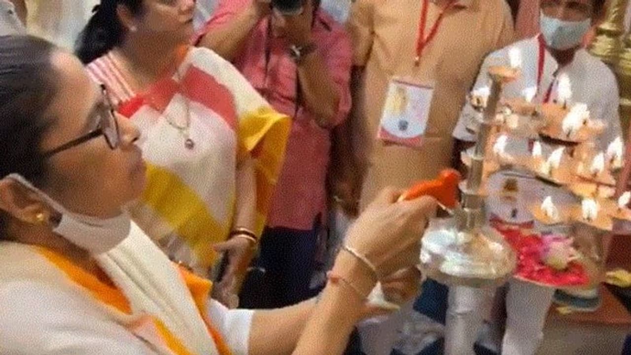 মমতার স্বপ্নে এসেছিলেন সন্তোষী মা, সিঙ্গুর আন্দোলনে আশীর্বাদ করে যান, বললেন মুখ্যমন্ত্রী মমতার স্বপ্নে এসেছিলেন সন্তোষী মা, সিঙ্গুর আন্দোলনে আশীর্বাদ করে যান, বললেন মুখ্যমন্ত্রী