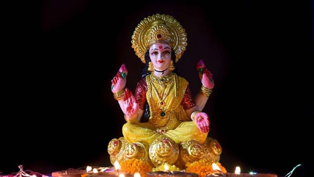 जिस घर में होते हैं ये 3 काम, वहां हमेशा बनी रहती हैं महालक्ष्मी की कृपा