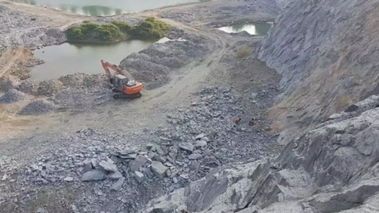 അനധികൃത ഖനനം : കോഴിക്കോട് ക്വാറികളിൽ മിന്നൽ പരിശോധനയുമായി വിജിലൻസ്