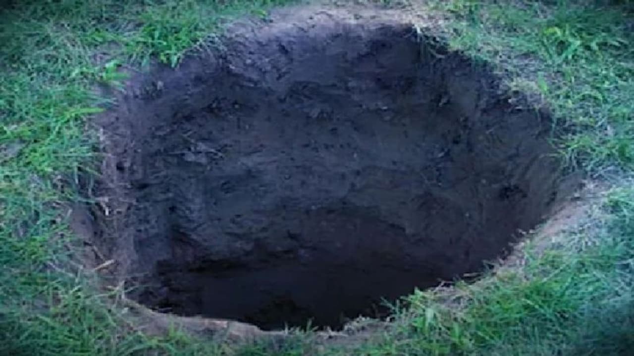 मध्यप्रदेश के उज्जैन में हादसाः खदान की मिट्टी ढहने से 3 लोग दबे, 2 की मौत मध्यप्रदेश के उज्जैन में हादसाः खदान की मिट्टी ढहने से 3 लोग दबे, 2 की मौत