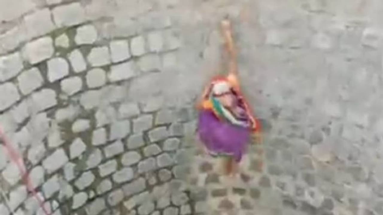 தண்ணீர் எடுக்க உயிரை பணயம் வைக்கும் பெண்கள்.. இணையத்தில் வெளியான பகீர் வீடியோ..!