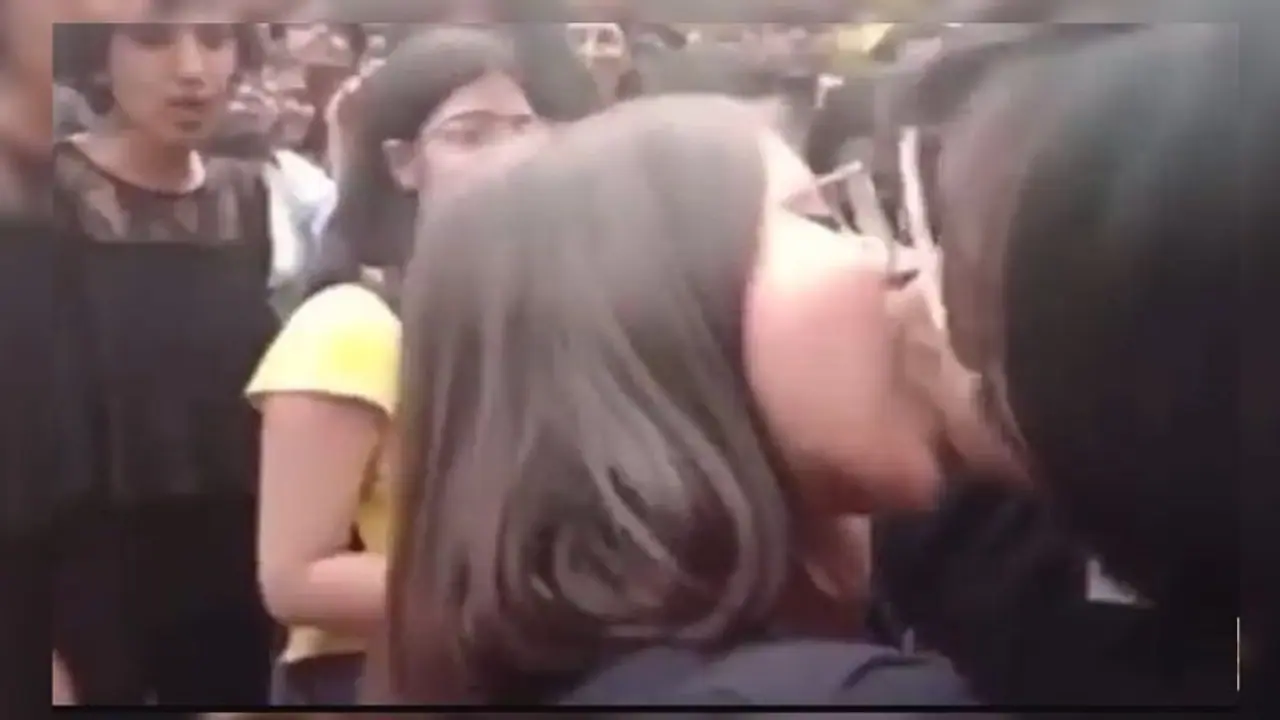 দিল্লি বিশ্ববিদ্যালয়ের মধ্যে ঠোঁটে ঠোঁট সাটিয়ে প্রাইড মানথ সমকামীদের, ছবি মুহূর্তে ভাইরাল