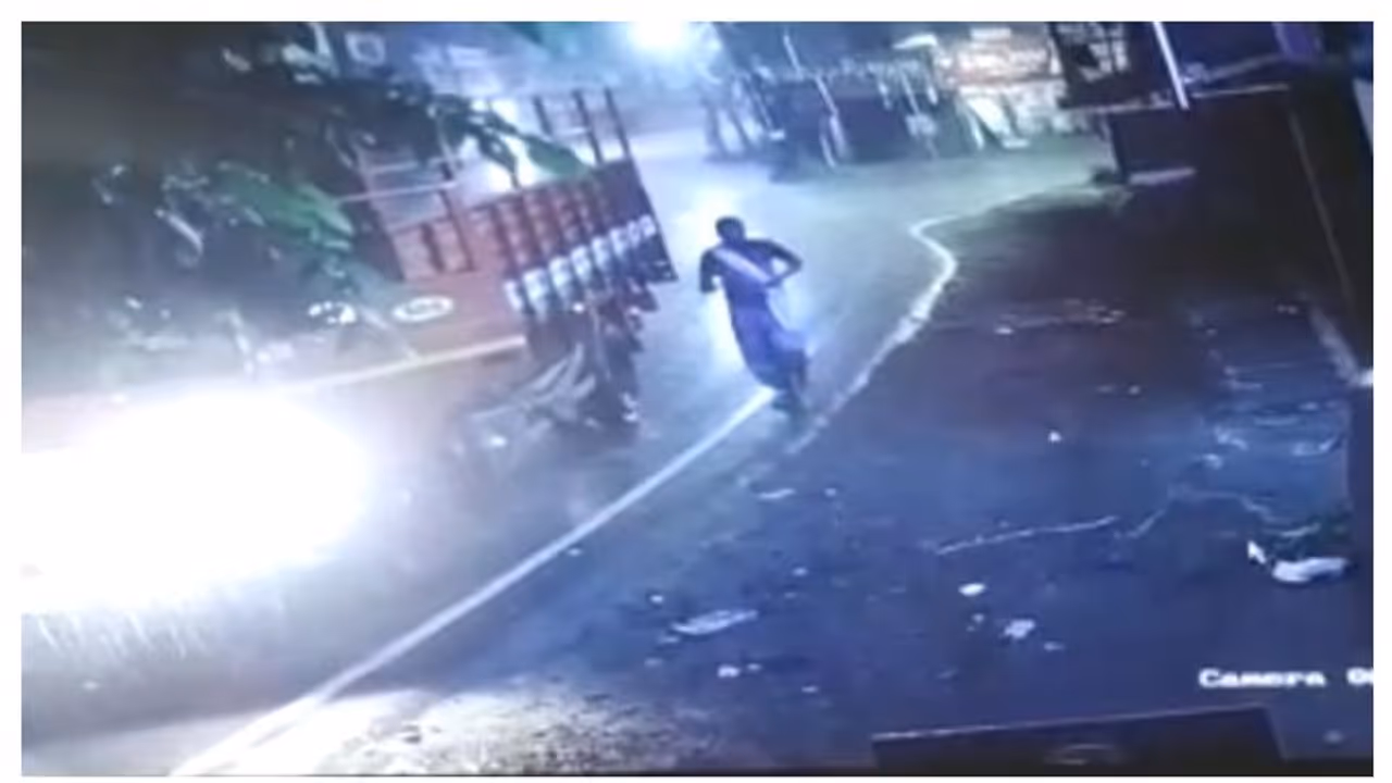 പുലർച്ചെ യുവതിയെ ലോറി ഇടിച്ചു, ഇറങ്ങി നോക്കിയ ശേഷം കടന്നു കളഞ്ഞു; നിസ്കാരം കഴിഞ്ഞിറങ്ങിയ ഉസ്താദ് രക്ഷകനായി പുലർച്ചെ യുവതിയെ ലോറി ഇടിച്ചു, ഇറങ്ങി നോക്കിയ ശേഷം കടന്നു കളഞ്ഞു; നിസ്കാരം കഴിഞ്ഞിറങ്ങിയ ഉസ്താദ് രക്ഷകനായി