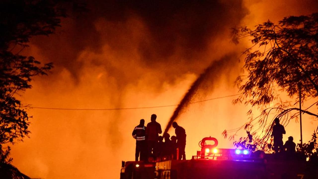 Gujarat: సూరత్ లో భారీ అగ్ని ప్రమాదం.. Gujarat: సూరత్ లో భారీ అగ్ని ప్రమాదం..