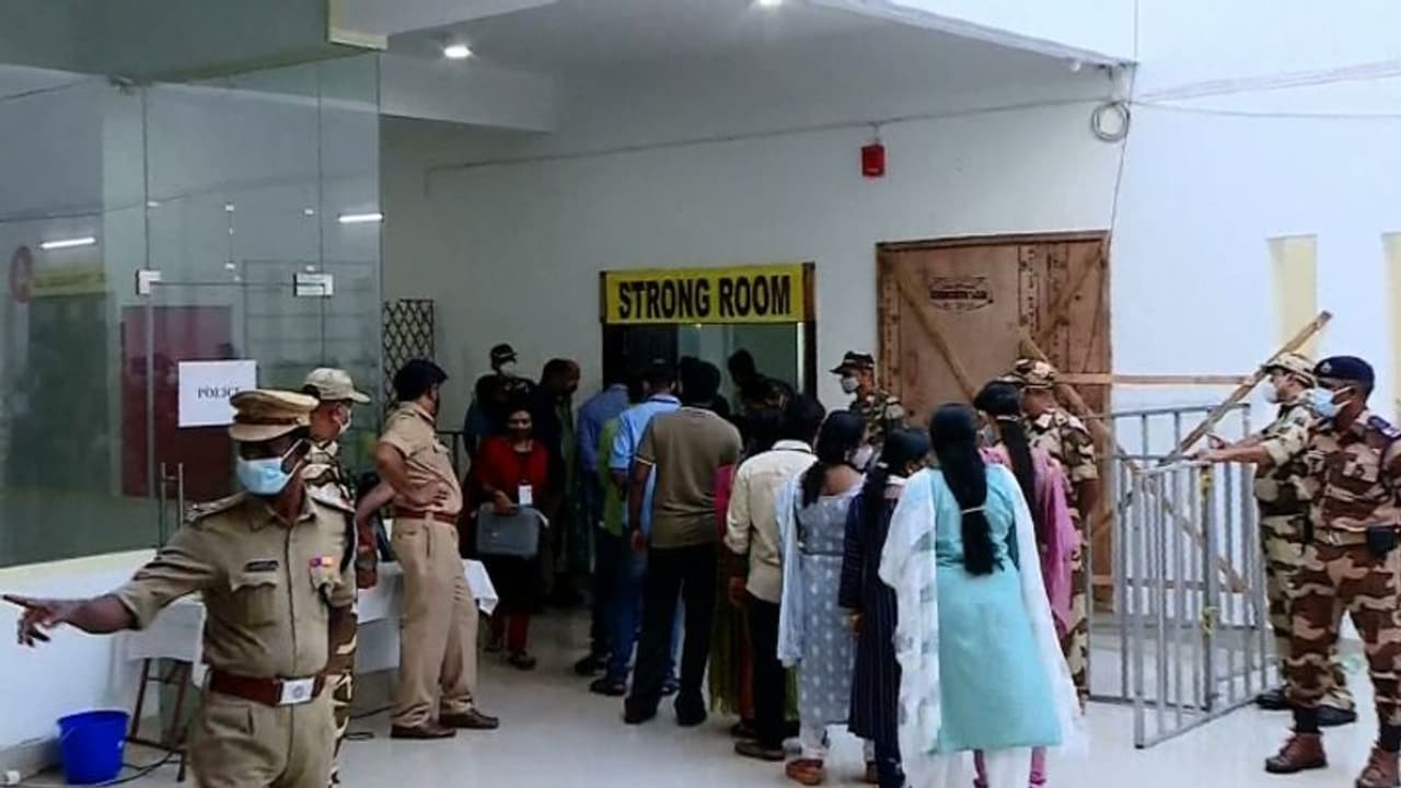 Thrikkakara by election : തൃക്കാക്കരയിൽ വോട്ടെണ്ണൽ തുടങ്ങി, അരമണിക്കൂറിൽ ചിത്രം തെളിയും Thrikkakara by election : തൃക്കാക്കരയിൽ വോട്ടെണ്ണൽ തുടങ്ങി, അരമണിക്കൂറിൽ ചിത്രം തെളിയും