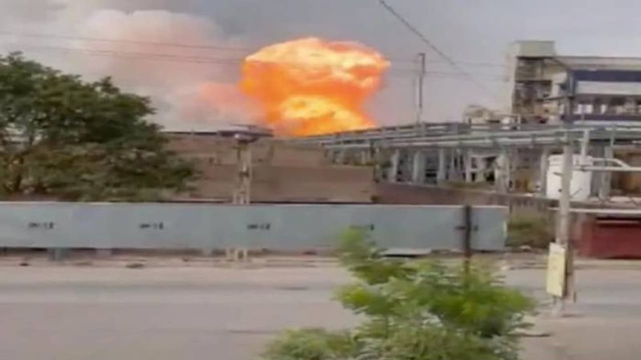 ഗുജറാത്തിൽ കെമിക്കൽ കമ്പനിയിൽ വൻ സ്ഫോടനം, 7 ജീവനക്കാര് ആശുപത്രിയിൽ ഗുജറാത്തിൽ കെമിക്കൽ കമ്പനിയിൽ വൻ സ്ഫോടനം, 7 ജീവനക്കാര് ആശുപത്രിയിൽ