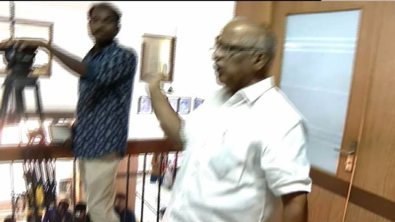 Thrikkakkara by election: ലെനിൻ സെന്ററിൽ 'കടക്ക് പുറത്ത്', മാധ്യമപ്രവർത്തകരോട് രോഷാകുലനായി സിപിഎം നേതാവ് Thrikkakkara by election: ലെനിൻ സെന്ററിൽ 'കടക്ക് പുറത്ത്', മാധ്യമപ്രവർത്തകരോട് രോഷാകുലനായി സിപിഎം നേതാവ്