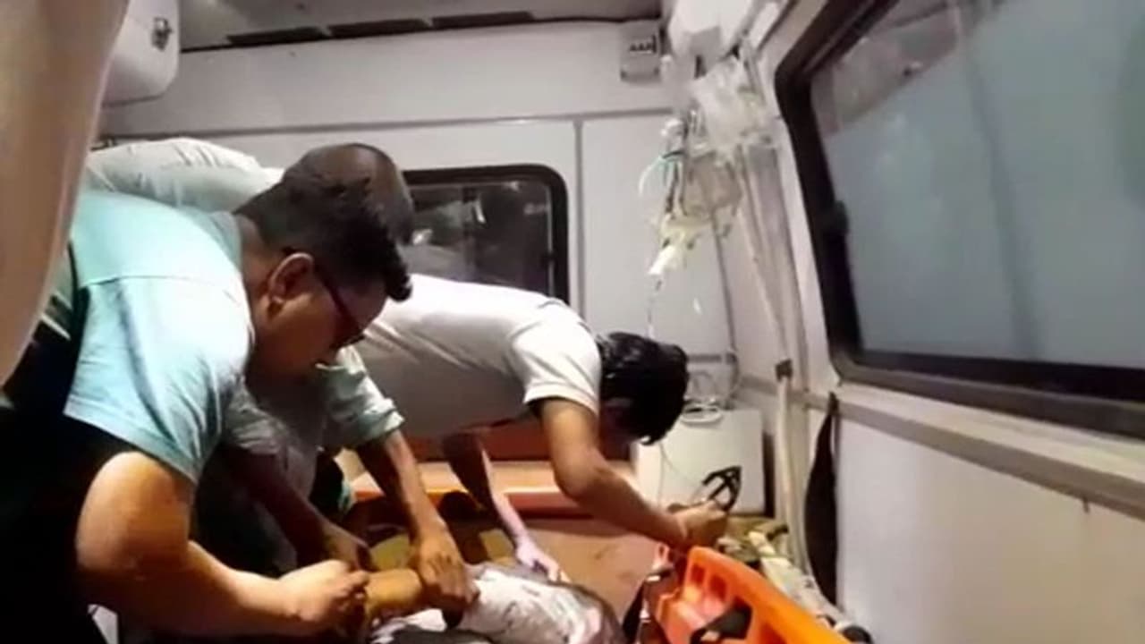 5 रुपए का नींबू और 100 का नोट : छुट्टे पैसों को लेकर दुकानदार ने ग्राहक को मारी गोली, भरतपुर की शॉकिंग क्राइम 5 रुपए का नींबू और 100 का नोट : छुट्टे पैसों को लेकर दुकानदार ने ग्राहक को मारी गोली, भरतपुर की शॉकिंग क्राइम