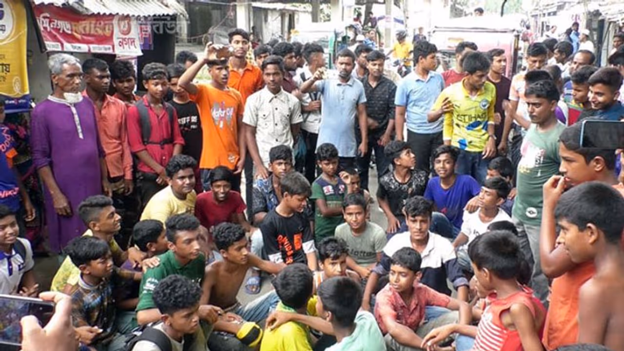 क्लास से गायब हुआ मास्साब का पेन, तो बन गए एंग्री मैन, पिटाई से गुस्से में आकर स्टूडेंट़्स भी धरने पर बैठ गए क्लास से गायब हुआ मास्साब का पेन, तो बन गए एंग्री मैन, पिटाई से गुस्से में आकर स्टूडेंट़्स भी धरने पर बैठ गए