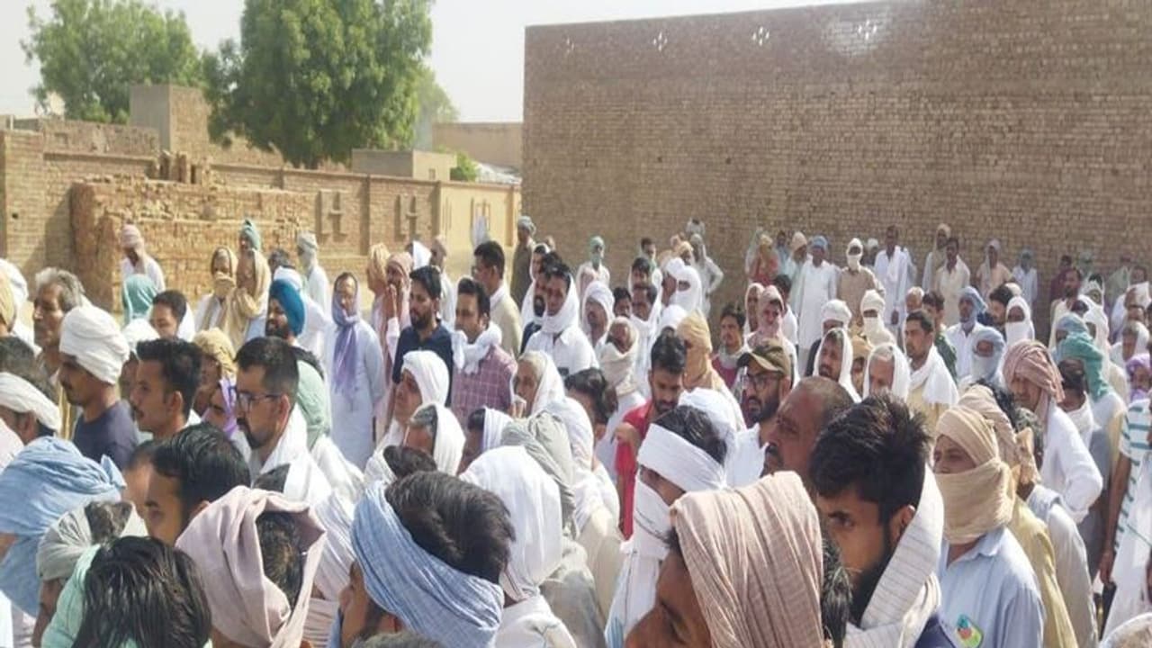 कश्मीर में मारे गए विजय कुमार का अंतिम संस्कार: चिता पर बेटे से लिपट बिलख पड़े पिता, कहा वापस आ जाओ मेरे लाल कश्मीर में मारे गए विजय कुमार का अंतिम संस्कार: चिता पर बेटे से लिपट बिलख पड़े पिता, कहा वापस आ जाओ मेरे लाल