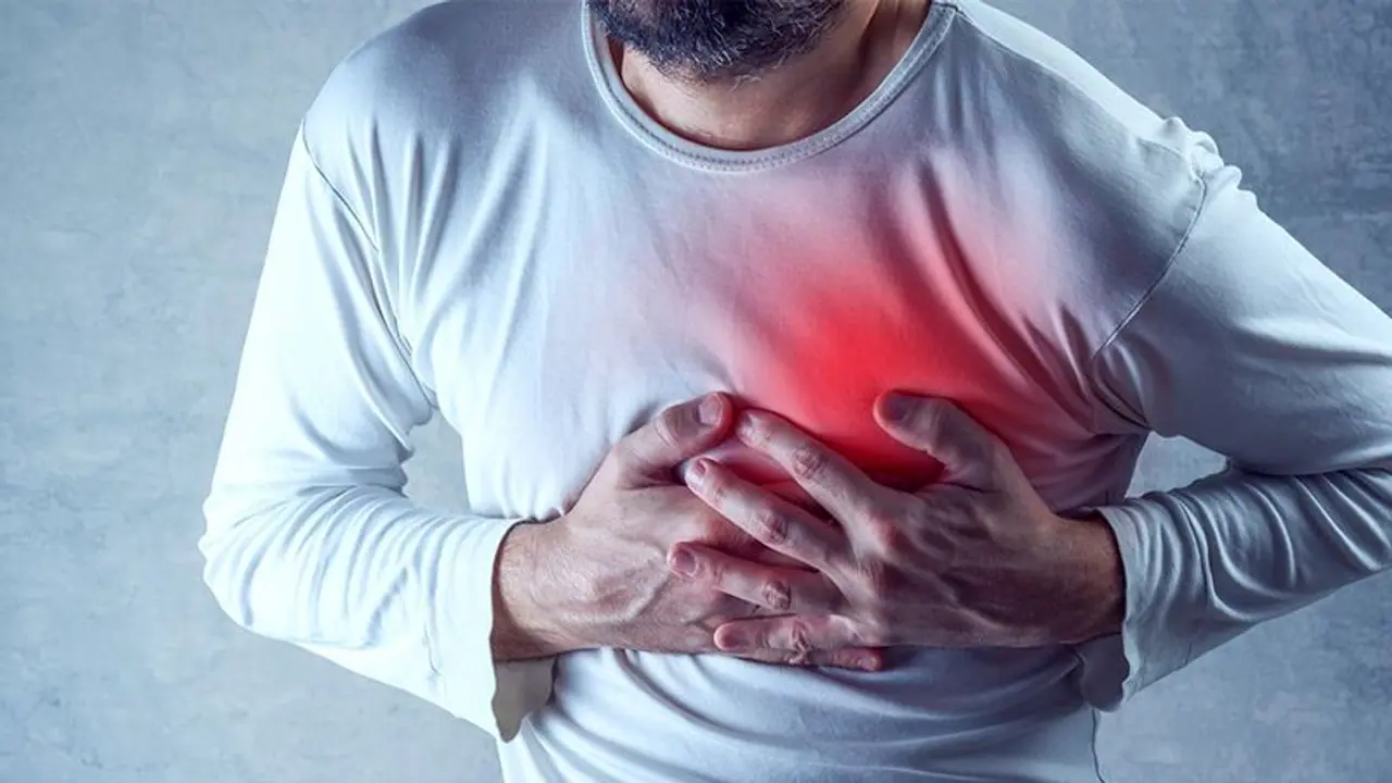 Indigestion And Heart Attack : ഹൃദ്രോഗമോ ഗ്യാസ് ട്രബിളോ? ഈ ലക്ഷണങ്ങൾ തള്ളിക്കളയരുത്