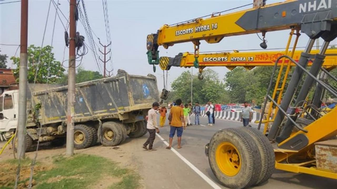  गोरखपुर में सड़क बनाते समय हुआ बड़ा हादसा, जानिए कितनों ने तोड़ा दम