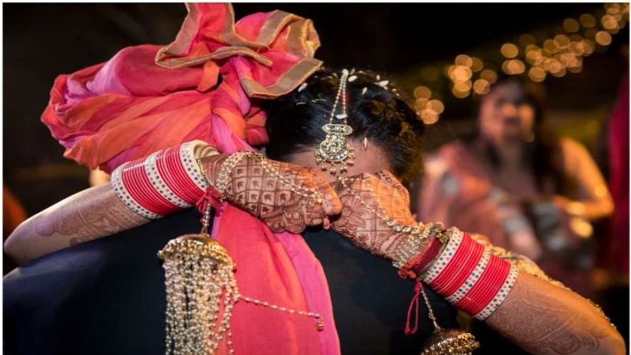 अजीबो गरीब रस्म: विदाई से पहले पिता करता है यह काम, तब बेटी को भेजता है ससुराल अजीबो गरीब रस्म: विदाई से पहले पिता करता है यह काम, तब बेटी को भेजता है ससुराल