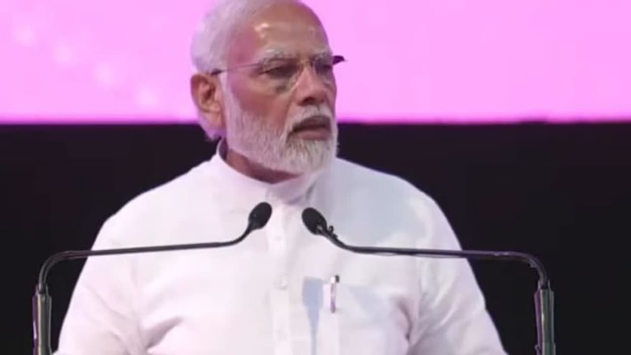 PM Modi: രാജ്യത്ത് ശക്തമായ പ്രതിപക്ഷം വേണം; കുടുംബാധിപത്യത്തെയാണ് താന് വിമർശിക്കുന്നതെന്നും മോദി PM Modi: രാജ്യത്ത് ശക്തമായ പ്രതിപക്ഷം വേണം; കുടുംബാധിപത്യത്തെയാണ് താന് വിമർശിക്കുന്നതെന്നും മോദി