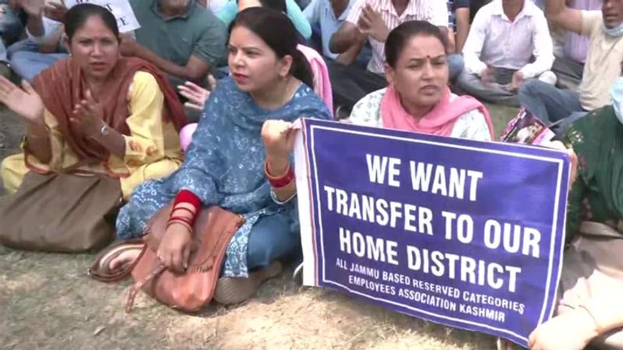 ನೆತ್ತರು ಹರಿಸ್ತೀವಿ: ಕಾಶ್ಮೀರಿ ಪಂಡಿತರಿಗೆ ಉಗ್ರರ ಬೆದರಿಕೆ ನೆತ್ತರು ಹರಿಸ್ತೀವಿ: ಕಾಶ್ಮೀರಿ ಪಂಡಿತರಿಗೆ ಉಗ್ರರ ಬೆದರಿಕೆ