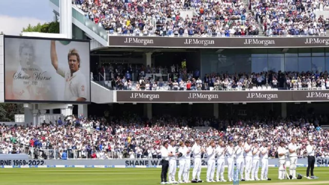Shane Warne: దిగ్గజ స్పిన్నర్ కు ఘన నివాళి.. చప్పట్లతో హోరెత్తిన లార్డ్స్ Shane Warne: దిగ్గజ స్పిన్నర్ కు ఘన నివాళి.. చప్పట్లతో హోరెత్తిన లార్డ్స్