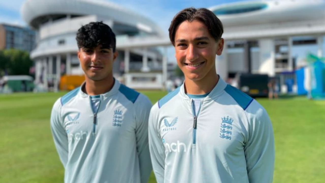 কিউইদের বিরুদ্ধে ইংল্যান্ডের হয়ে মাঠে নামলেন এক বাঙালি ক্রিকেটার, চিনে নিন কে এই তরুণ কিউইদের বিরুদ্ধে ইংল্যান্ডের হয়ে মাঠে নামলেন এক বাঙালি ক্রিকেটার, চিনে নিন কে এই তরুণ