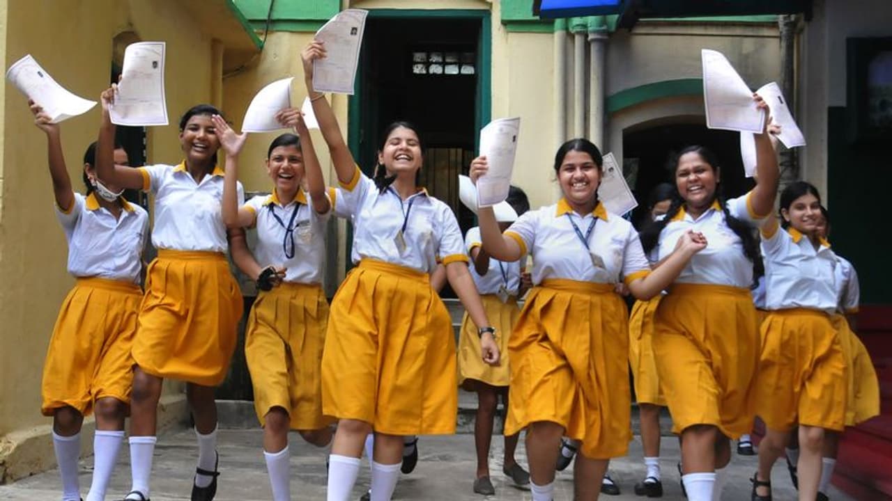 HBSE 10th Result: 10वीं क्लास का रिजल्ट घोषित, अमीषा ने 499 अंकों के साथ किया टॉप, छोरियों ने मारी बाजी HBSE 10th Result: 10वीं क्लास का रिजल्ट घोषित, अमीषा ने 499 अंकों के साथ किया टॉप, छोरियों ने मारी बाजी