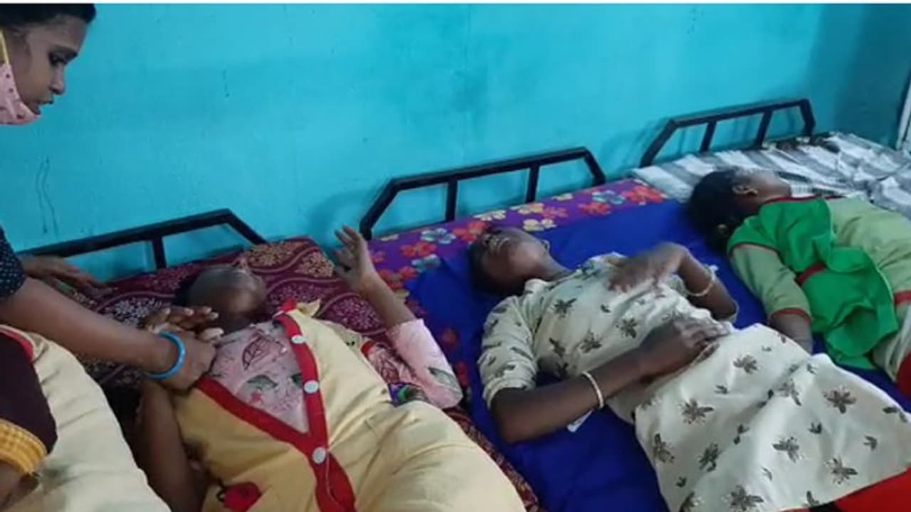 అనకాపల్లి జిల్లా: బ్రాండిక్స్ ఎస్ఈజెడ్లో విషవాయువు లీక్.. వందలాది మంది కార్మికులకు అస్వస్థత అనకాపల్లి జిల్లా: బ్రాండిక్స్ ఎస్ఈజెడ్లో విషవాయువు లీక్.. వందలాది మంది కార్మికులకు అస్వస్థత