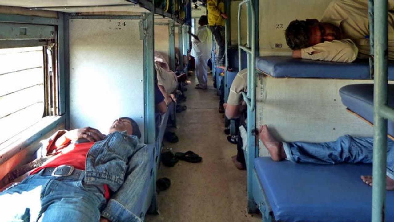 अगर आपको भी सताता है स्टेशन छूटने का डर ! करें ये छोटा काम, स्टेशन आने से पहले रेलवे खुद कॉल करके दिलाएगा याद अगर आपको भी सताता है स्टेशन छूटने का डर ! करें ये छोटा काम, स्टेशन आने से पहले रेलवे खुद कॉल करके दिलाएगा याद