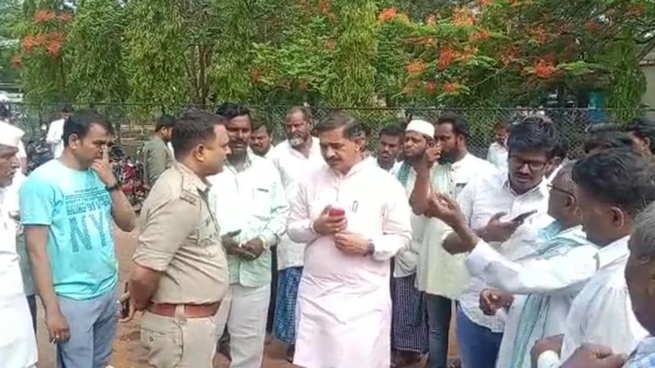 ಬಾಗಲಕೋಟೆ: ಭೀಕರ ರಸ್ತೆ ಸ್ಥಳದಲ್ಲಿ ನಾಲ್ವರ ದುರ್ಮರಣ, ಮುಗಿಲು ಮುಟ್ಟಿದ ಕುಟುಂಬಸ್ಥರ ಆಕ್ರಂದನ ಬಾಗಲಕೋಟೆ: ಭೀಕರ ರಸ್ತೆ ಸ್ಥಳದಲ್ಲಿ ನಾಲ್ವರ ದುರ್ಮರಣ, ಮುಗಿಲು ಮುಟ್ಟಿದ ಕುಟುಂಬಸ್ಥರ ಆಕ್ರಂದನ