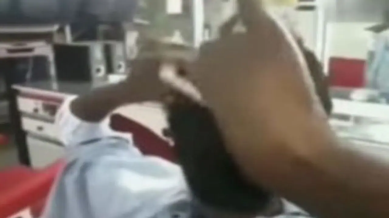 नाई से भी तेज अपने बाल खुद ही काटता है यह शख्स, वायरल हो रहा वीडियो नाई से भी तेज अपने बाल खुद ही काटता है यह शख्स, वायरल हो रहा वीडियो