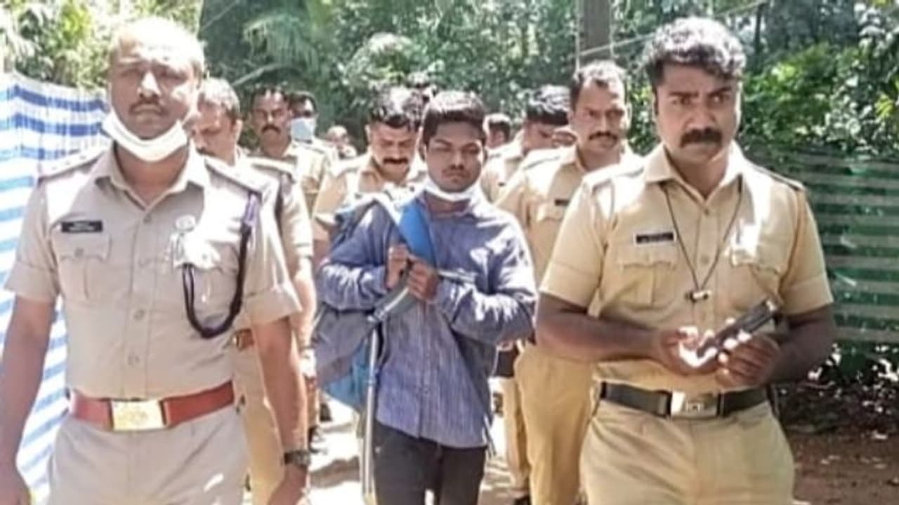 വൃദ്ധയെ ടോര്‍ച്ചുകൊണ്ട് അടിച്ചുകൊന്ന പ്രതിയുമായി തെളിവെടുത്തു, പൊലീസ് വണ്ടി തടഞ്ഞ് സ്ത്രീകളുടെ പ്രതിഷേധം