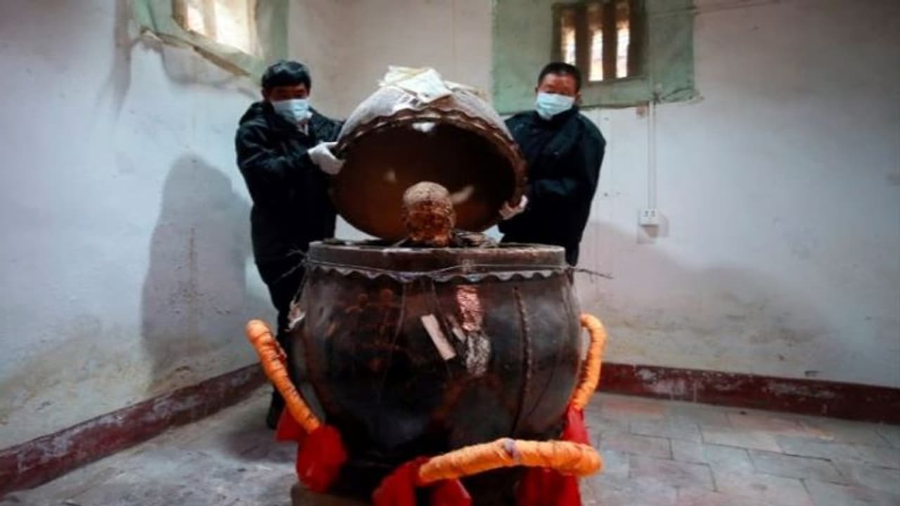 अजब गजब: 3 साल पीते हैं जहरीली चाय, फिर खुद को बंद कर लेते हैं मकबरे में, रोज बजानी होती है घंटी, जानें क्यों अजब गजब: 3 साल पीते हैं जहरीली चाय, फिर खुद को बंद कर लेते हैं मकबरे में, रोज बजानी होती है घंटी, जानें क्यों