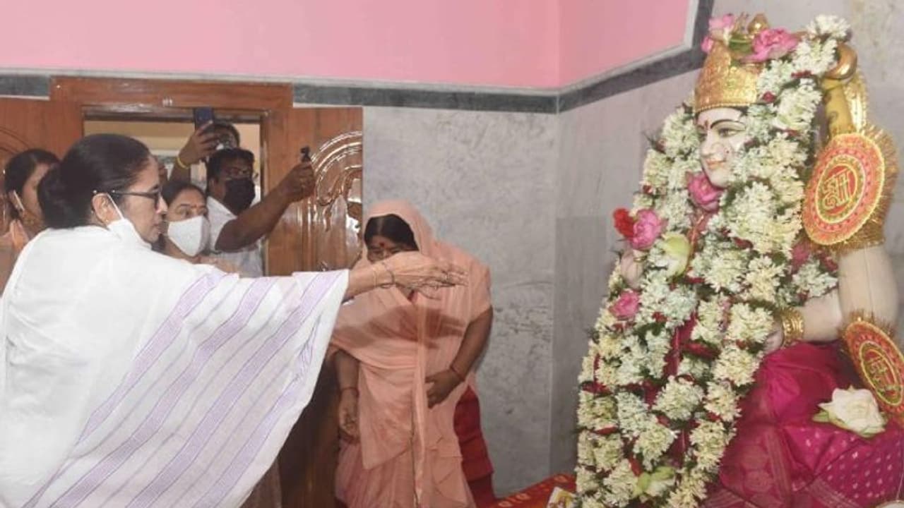 সিঙ্গুরে সন্তোষী মায়ের মন্দিরে পুজো দিলেন মমতা বন্দ্যোপাধ্যায়, আন্দোলনের সময় মানসিক করেছিলেন তিনি 