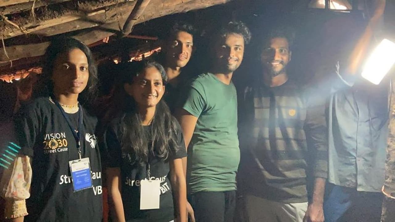 ప్రజల జీవితాల్లో వెలుగులు నింపుతున్న స్ట్రీట్ కాజ్ వీబీఐటీ ప్రజల జీవితాల్లో వెలుగులు నింపుతున్న స్ట్రీట్ కాజ్ వీబీఐటీ