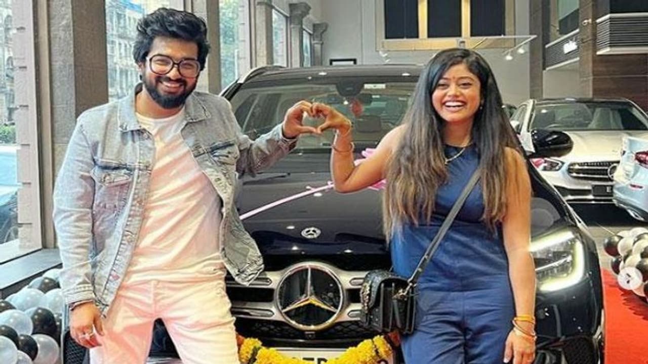 లగ్జరీ కారు కొన్న బాలీవుడ్ సింగర్, ఫ్యామిలీకి సర్ ప్రైజ్ ఇచ్చిన సాకెత్