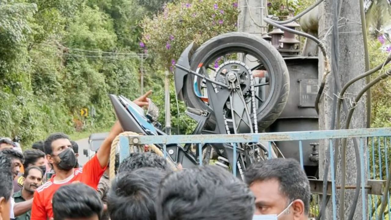 వీడియో వైరల్.. గాల్లో పల్టీలు కొడుతూ ట్రాన్స్ ఫార్మర్ కంచెలోకి దూసుకెళ్లిన బైక్.. వీడియో వైరల్.. గాల్లో పల్టీలు కొడుతూ ట్రాన్స్ ఫార్మర్ కంచెలోకి దూసుకెళ్లిన బైక్..